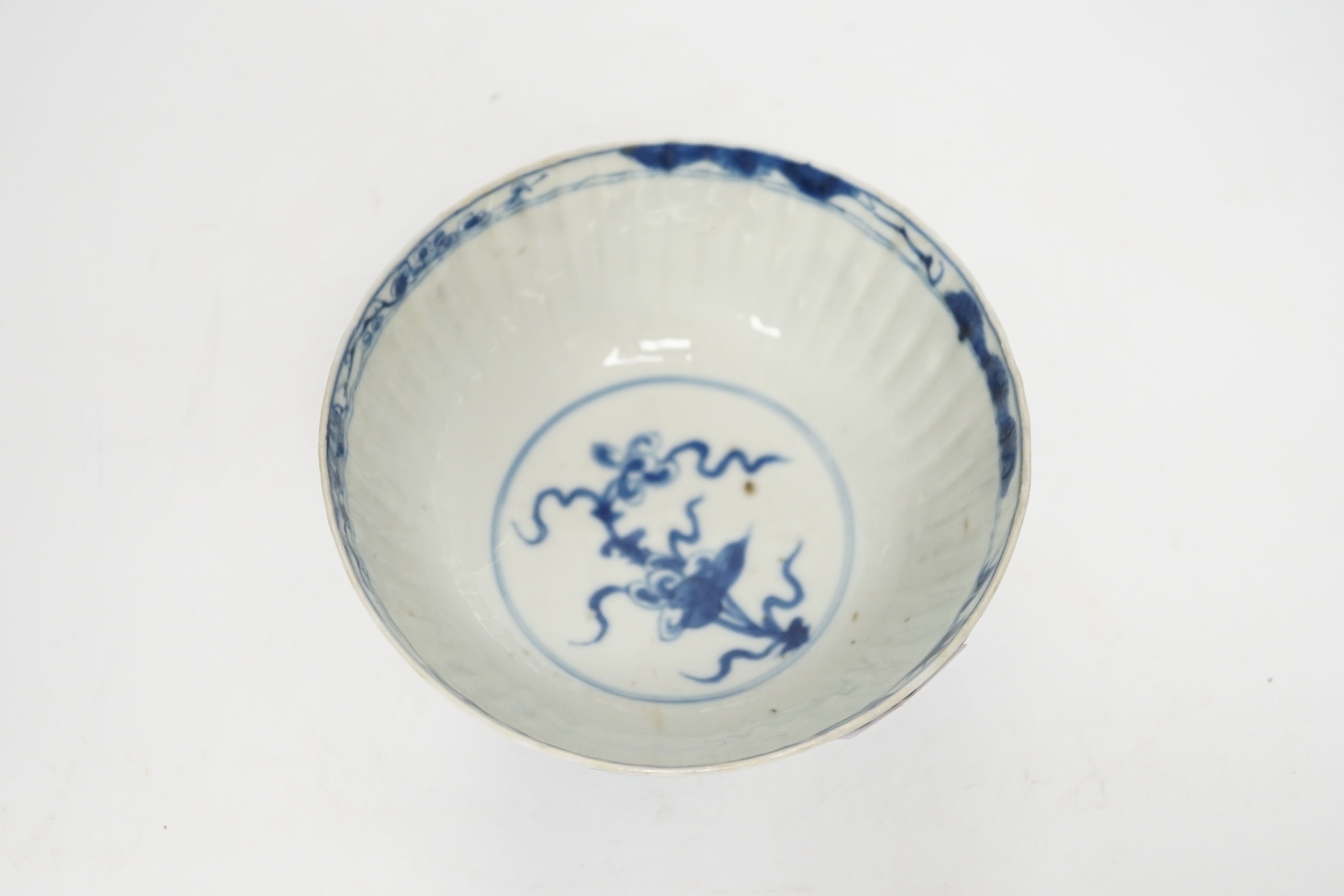 A Chinese Kangxi blue and white bowl, diameter 15cm